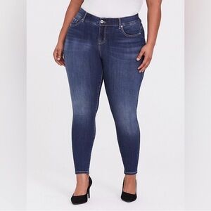 TORRID Bombshell Skinny Premium Blue Denim Urban Streetwear Jeans Sz 28R